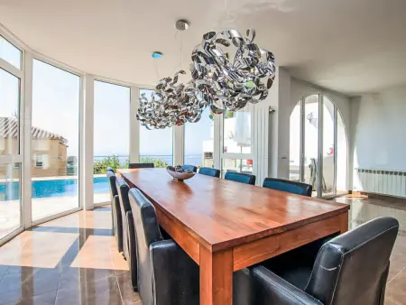 Villa Gaudí, spacieuse avec sa piscine et son jacuzzi - Photo 5