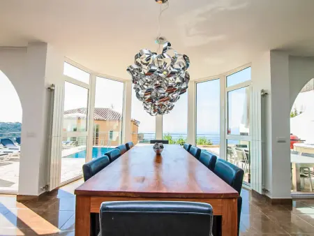 Villa Gaudí, spacieuse avec sa piscine et son jacuzzi - Photo 6