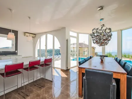 Villa Gaudí, spacieuse avec sa piscine et son jacuzzi - Photo 9