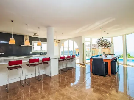 Villa Gaudí, spacieuse avec sa piscine et son jacuzzi - Photo 10