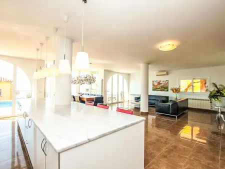 Villa Gaudí, spacieuse avec sa piscine et son jacuzzi - Photo 13