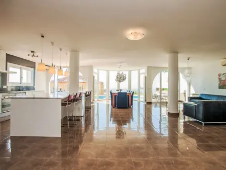 Villa Gaudí, spacieuse avec sa piscine et son jacuzzi - Photo 14