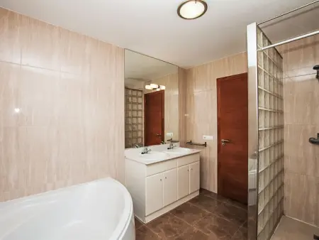 Villa Gaudí, spacieuse avec sa piscine et son jacuzzi - Photo 25