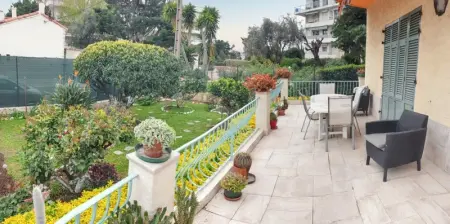 Maison accueillante à Saint-Laurent-du-Var avec jardin - Photo 2