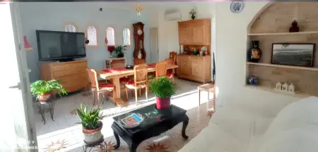 Maison accueillante à Saint-Laurent-du-Var avec jardin - Photo 3