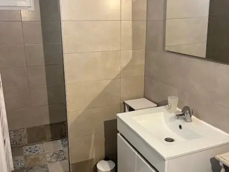 Chaleureuse maisonnette au cœur de Ruoms avec terrasse et parking - Photo 13