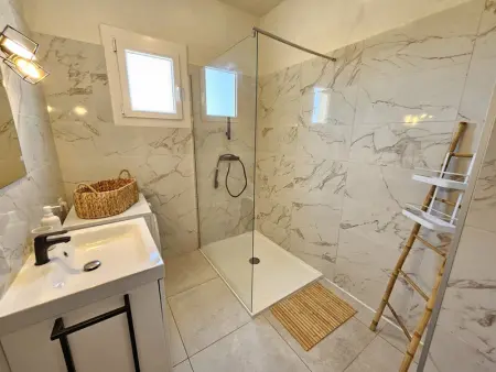 Appartement rénové, 5 min plage, climatisation, parking - Photo 9