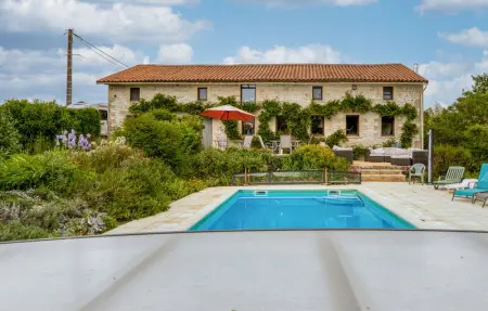 Charmante Maison avec piscine, Maison 11 personnes à Lizant - Photo 0