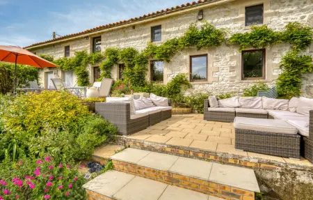 Charmante Maison avec piscine, Maison 11 personnes à Lizant - Photo 1