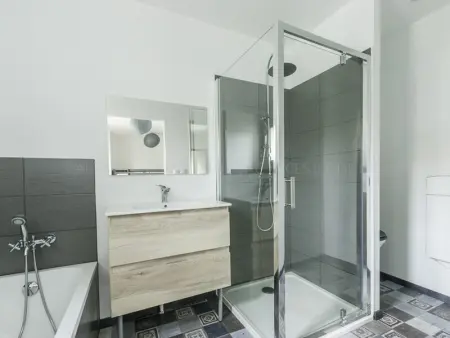 Maison familiale avec piscine chauffée et terrasse à La Flotte - Photo 13