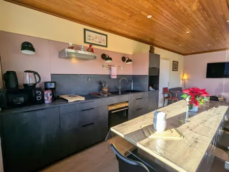 Maison de campagne rénovée avec jacuzzi et espaces de détente - Photo 3