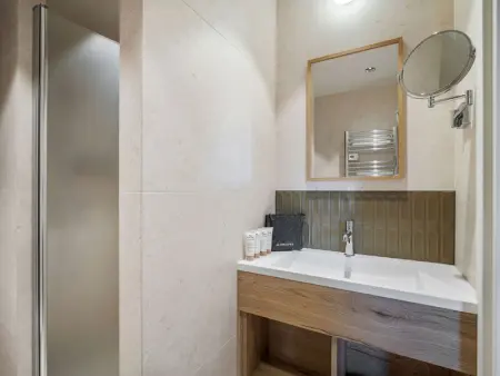 Chalet raffiné avec accès direct aux pistes et jacuzzi - Photo 9