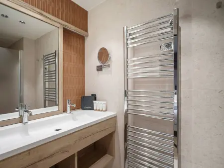 Chalet raffiné avec accès direct aux pistes et jacuzzi - Photo 11