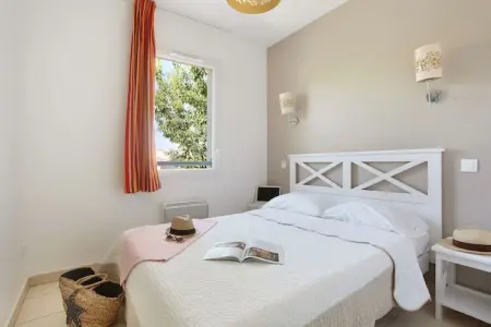 Résidence le Mas des Flamants 1, Séjour Moderne avec Piscine et Terrasse - Photo 9