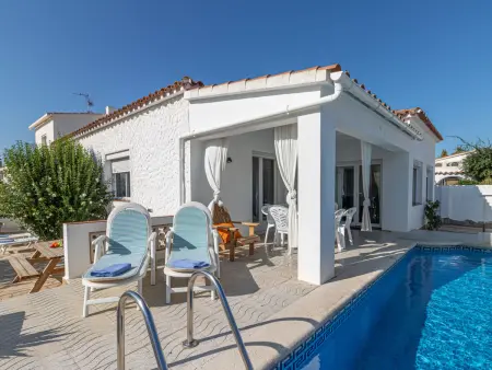 Villa Montgri 322, lumineuse avec piscine et jardin arboré - Photo 13