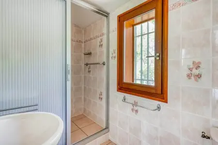 La Tinasse, Villa avec jardin et maison d'hôtes - Photo 8