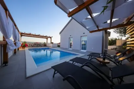 Ivona, Maison à Maslenica avec Vue sur Mer - Photo 2