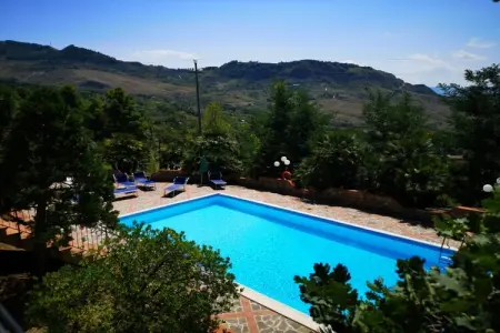 Villa Chiaretta, Villa de Charme à Polizzi Generosa avec Piscine - Photo 1