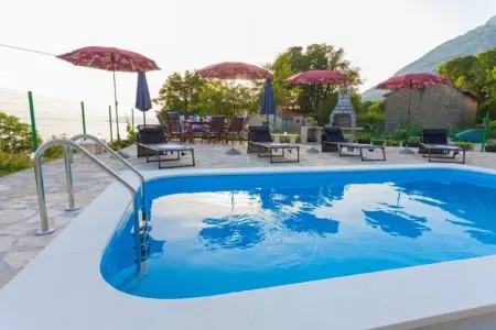 Villa Ljubini Dvori, Villa à Tučepi avec Piscine près de Plage - Photo 1