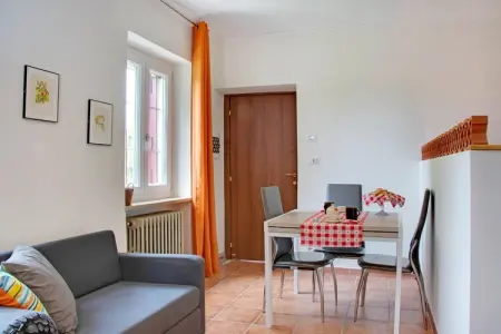 Casale Adriano Country House combo, Retraite rustique au village de Moncucco - Photo 11