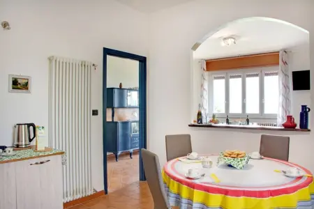 Casale Adriano Country House combo, Retraite rustique au village de Moncucco - Photo 14