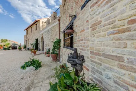 Casa Coloniale in Castello, Maison de vacances à Mosciano Sant Angelo avec cour - Photo 1