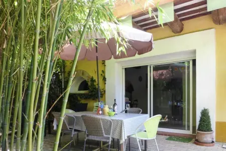 Doppelhaushälfte in Noves, Maison confortable à Noves avec accès à la piscine - Photo 14