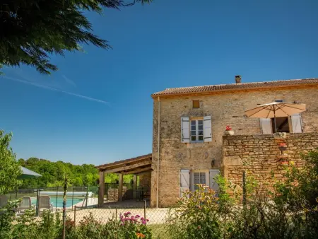 Maison Girou Haut, Maison française typique avec piscine et vues - Photo 1