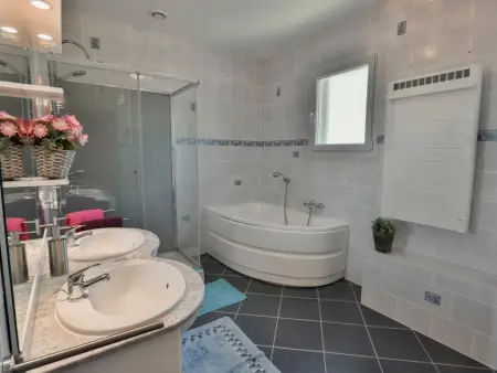 Grande Gite Bassoues, Chalet tranquille avec piscine privée et vue - Photo 14