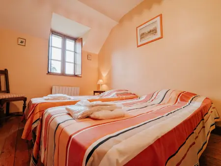 Gîte unique dans propriété historique avec musée, proche Châteauroux, 4 chambres, cheminée, fibre, parking. - Photo 4