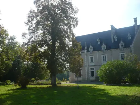 Gîte unique dans propriété historique avec musée, proche Châteauroux, 4 chambres, cheminée, fibre, parking. - Photo 7