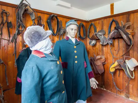 Gîte unique dans propriété historique avec musée, proche Châteauroux, 4 chambres, cheminée, fibre, parking. - Photo 11