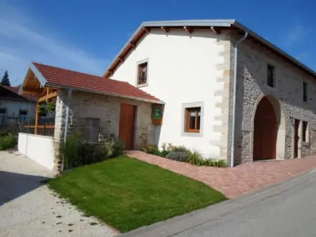 Gîte spacieux avec terrasse, confort moderne dans un cadre verdoyant et propice aux balades. - Photo 9