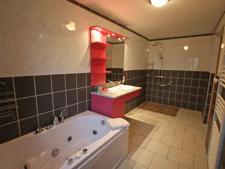 Gîte spacieux avec terrasse, confort moderne dans un cadre verdoyant et propice aux balades. - Photo 16