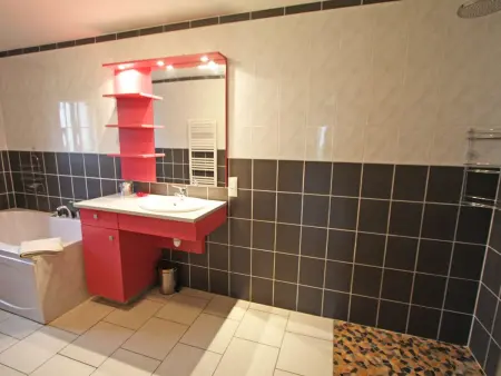 Gîte spacieux avec terrasse, confort moderne dans un cadre verdoyant et propice aux balades. - Photo 17