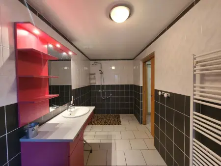 Gîte spacieux avec terrasse, confort moderne dans un cadre verdoyant et propice aux balades. - Photo 22