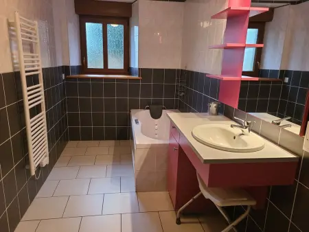 Gîte spacieux avec terrasse, confort moderne dans un cadre verdoyant et propice aux balades. - Photo 33