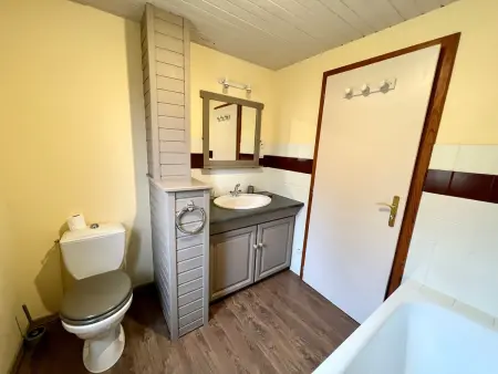 Chalet spacieux avec cheminée, proche forêt, sentiers pédestres, terrasse, terrain clos, jeux et WIFI - Photo 11
