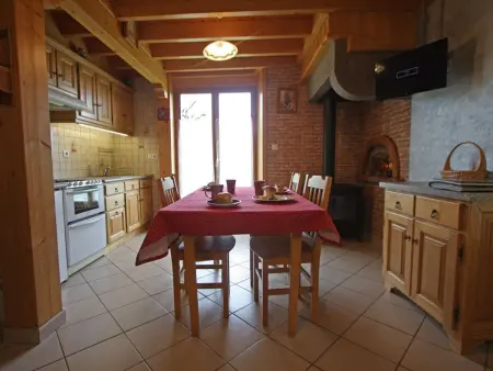 Maison montagnarde rénovée avec cheminée et randonnées - Photo 4