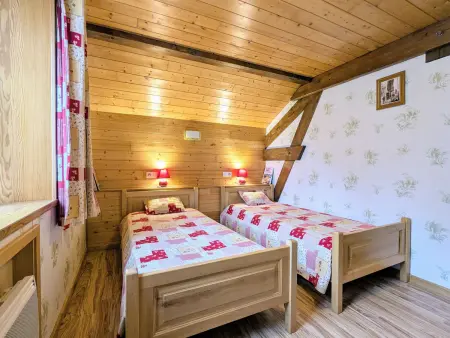 Maison montagnarde rénovée avec cheminée et randonnées - Photo 6