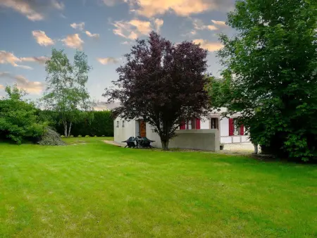 Charmante Maison Rénovée avec Jardin, BBQ et Loisirs à La Saucelle - Photo 17