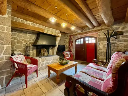 Maison Ancienne au Calme avec Cheminée et Équipements Bébé, Proche de Saugues - Photo 1