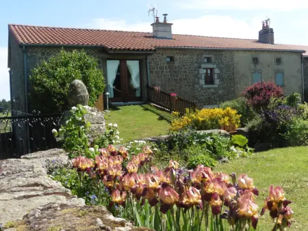 Maison Ancienne au Calme avec Cheminée et Équipements Bébé, Proche de Saugues - Photo 12