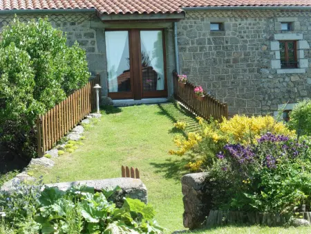 Maison Ancienne au Calme avec Cheminée et Équipements Bébé, Proche de Saugues - Photo 13