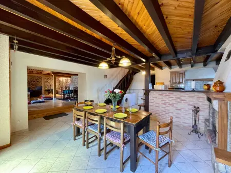Maison familiale 4 chambres avec jardin, cheminée, poêle à bois, parking et Wi-Fi - Photo 3