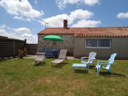 Charmant Gîte Rénové avec Jardin Privé, Cheminée et WiFi à Vairé, Vendée - Photo 19