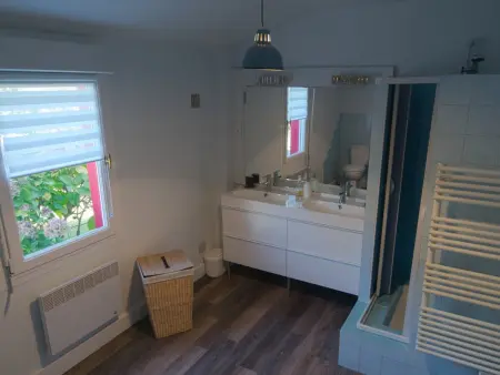 Maison rénovée proche plage avec jardin et terrasse - Photo 7