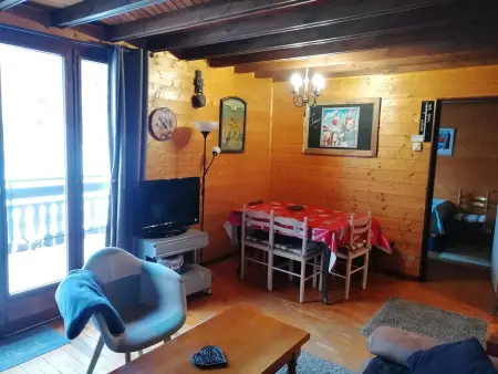 Chalet savoyard avec terrasse, proche des pistes et vue sur montagne - Photo 4