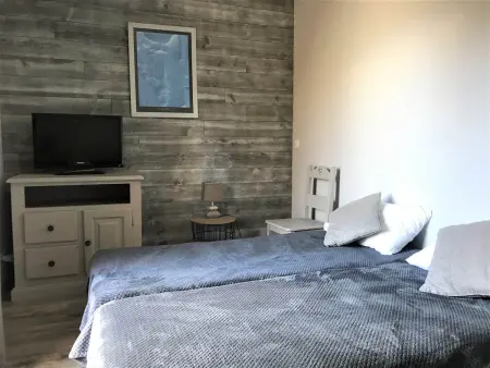 Chalet rénové 7 pers, 2 chambres, parking, animaux admis - Photo 9