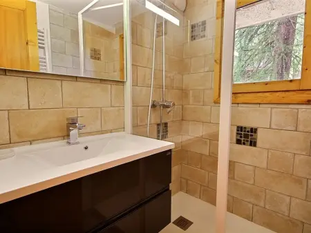 Chalet rénové 10 pers, terrasse et jacuzzi, près des pistes - Photo 10